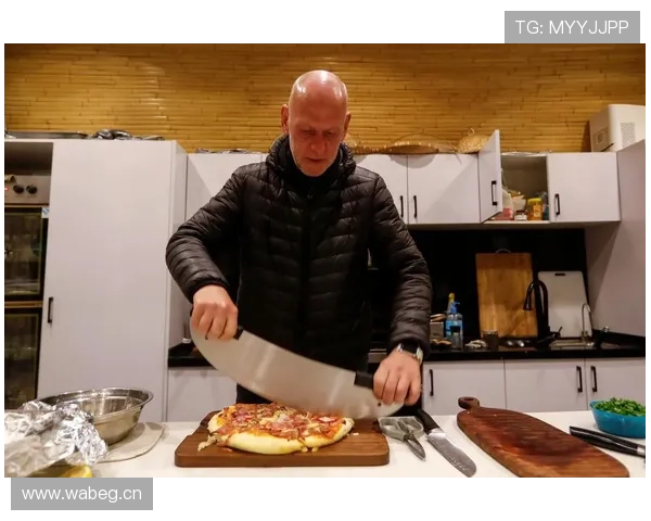 掌敏洁厨房直播切菜，桌上那瓶香槟能买我两年房租