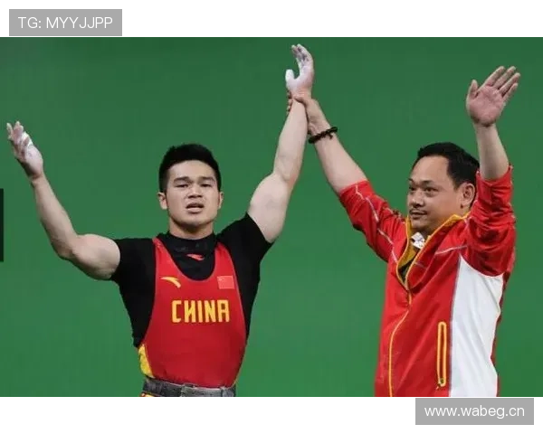 石智勇训练完顺手拎走两袋米,说家里狗粮快没了